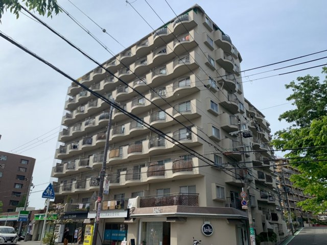 緑地公園ロイヤルマンションの外観