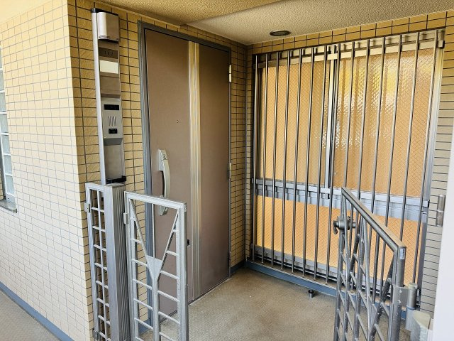 フェアヒルズ南大沢シエルコートの玄関|～独立性の高い玄関ポーチ付き～