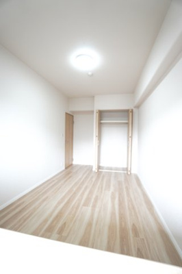 【洋室】 | 【上質リノベ】グランパル東原リバーステージ | 【東側洋室約6.2帖】
どんな家具や敷物でも部屋に馴染みやすく、
コーディネートがし易そうですね。
配置も柔軟に対応できるので身の回りの整理もし易い！
自分好みの空間に出来そうですね！