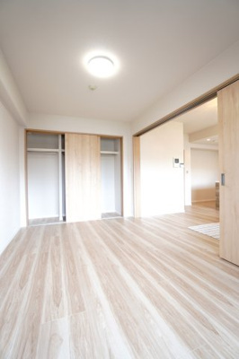 【洋室】 | 【上質リノベ】グランパル東原リバーステージ | 【西側洋室約6.2帖】
在宅勤務・リモートワークの書斎や、
趣味やくつろぎのスペースとしても。
家族と一緒に楽しい時間を過ごす中にも、
一人でくつろげる時間と場所は特に良いですね。