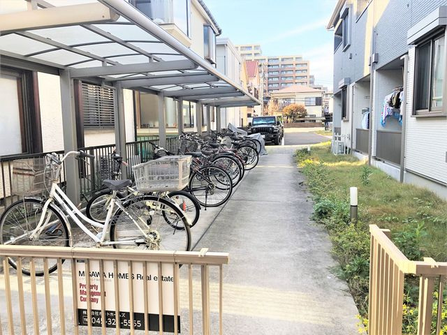 ナーシサス・コート大倉山　A棟のその他共用部分|屋根付き駐輪スペース付き♪