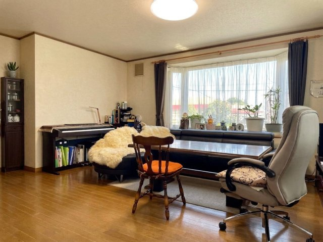 東苗穂8条1丁目　一戸建ての居間・リビング|南東・南西向きの広々とした明るいリビング、開放感のある出窓仕様