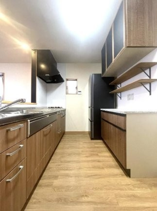 寿町　中古一戸建てのキッチン|システムキッチン　食器洗い乾燥機付き
■物件内覧・資金計画相談・住宅ローン相談、リフォーム相談、お問合せ受付中■
※当日・翌日のご内覧、ご相談はお電話でのお問合せがスムーズです！