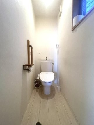 寿町　中古一戸建てのトイレ|温水洗浄便座
■物件内覧・資金計画相談・住宅ローン相談、リフォーム相談、お問合せ受付中■
※当日・翌日のご内覧、ご相談はお電話でのお問合せがスムーズです！