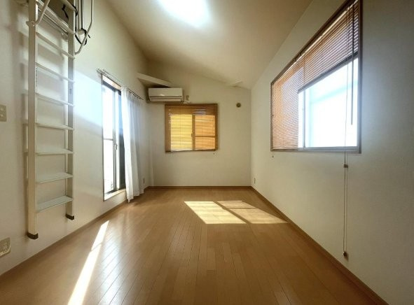 寿町　中古一戸建ての洋室|洋室6.75帖
■物件内覧・資金計画相談・住宅ローン相談、リフォーム相談、お問合せ受付中■
※当日・翌日のご内覧、ご相談はお電話でのお問合せがスムーズです！