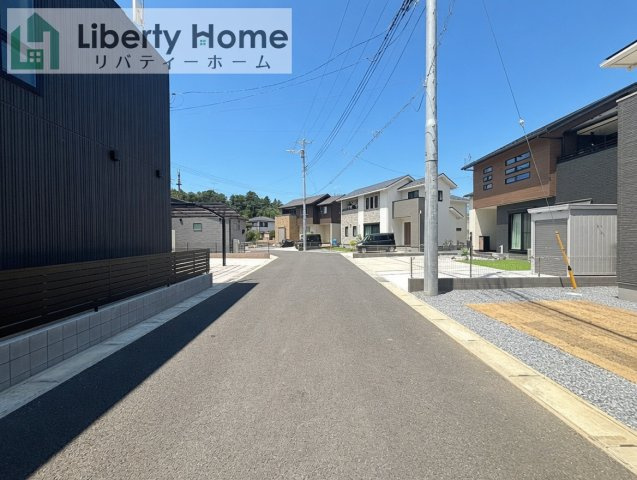 ワイウッドコート土浦市神立町第１期　新築戸建　10号棟の前面道路含む現地写真