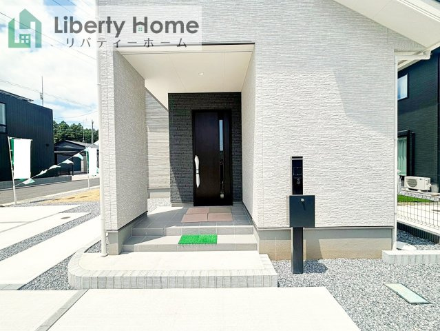 ワイウッドコート土浦市神立町第１期　新築戸建　10号棟のエントランス