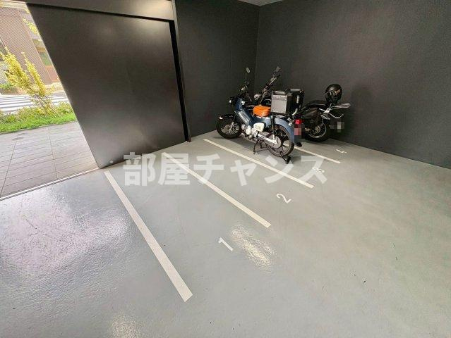 ザ・シンフォニア新栄の駐車場