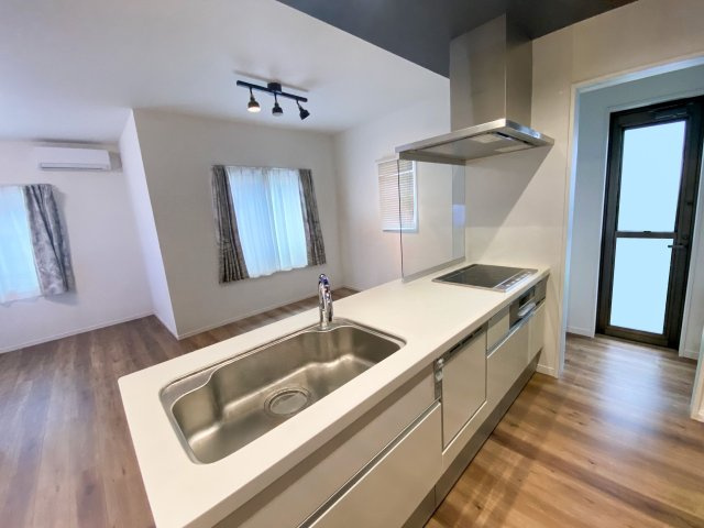 粕屋町長者原東７丁目 中古戸建のキッチン|キッチン横のパントリーから勝手口へ抜けられる便利な動線！
（※AI加工により家具・小物を消去しています）
