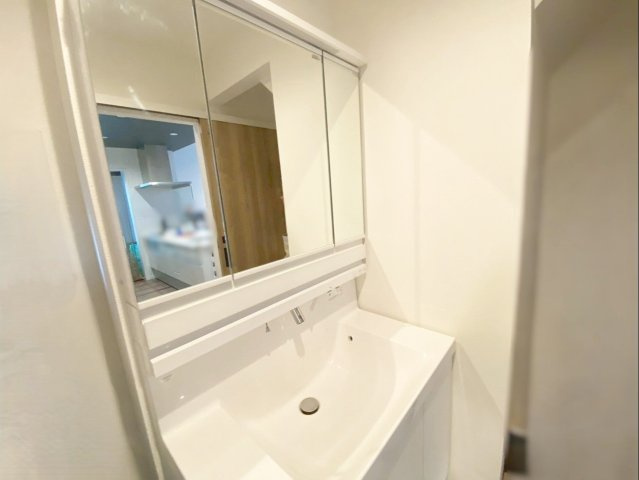 粕屋町長者原東７丁目 中古戸建の独立洗面台|収納力に優れた三面鏡付き洗面台です！
