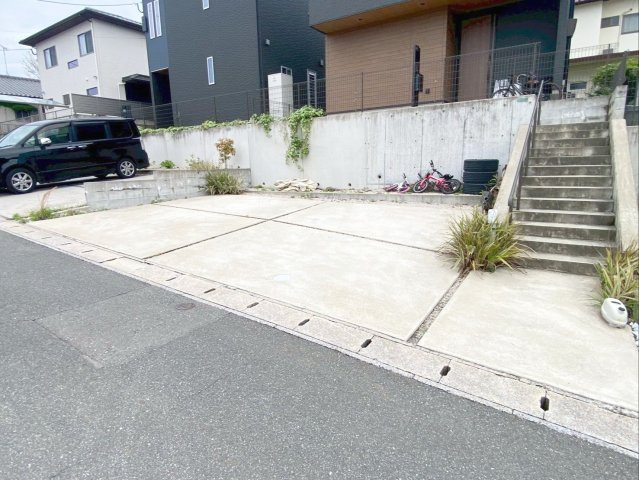 粕屋町長者原東７丁目 中古戸建の駐車場|駐車場には、車種により3台駐車可能です！