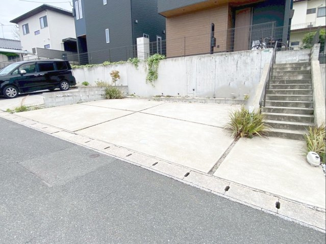 粕屋町長者原東７丁目 中古戸建の駐車場|駐車場には、車種により3台駐車可能です！
