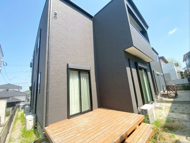 粕屋町長者原東７丁目 中古戸建の外観|リビングからはウッドデッキスペースに出られます！