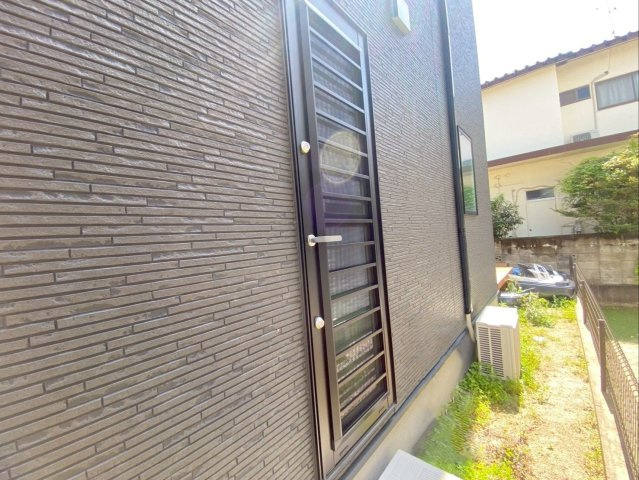 粕屋町長者原東７丁目 中古戸建の設備|キッチン横のパントリーから外に出られる勝手口です！