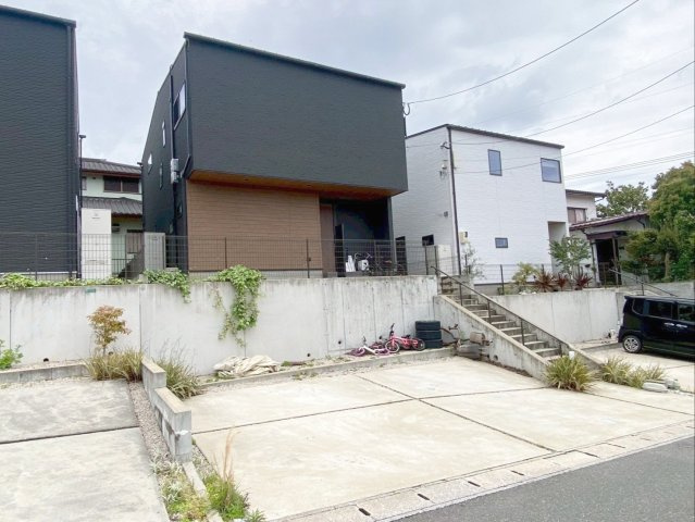 粕屋町長者原東７丁目 中古戸建の外観|2021年9月築！木造合金メッキ鋼板ぶき2階建て！