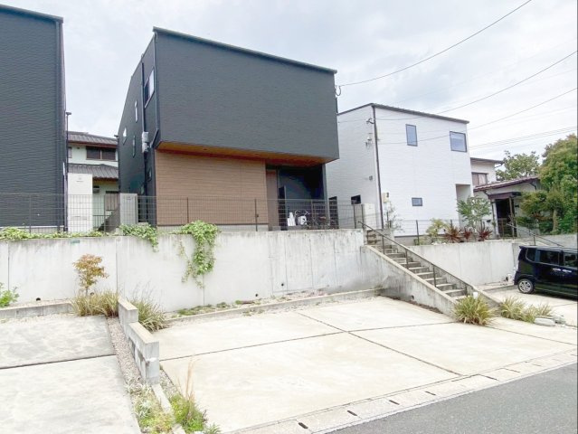 粕屋町長者原東７丁目 中古戸建の外観|2021年9月築！木造合金メッキ鋼板ぶき2階建て！