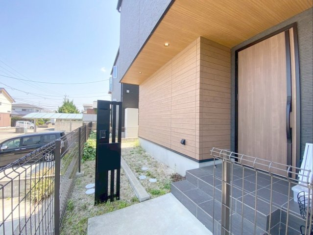 粕屋町長者原東７丁目 中古戸建の玄関|機能門柱やダウンライトでスッキリとした印象の玄関周り！