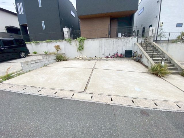 粕屋町長者原東７丁目 中古戸建の駐車場|前面道路との高低差がなく、車の出し入れもスムーズに行えます！