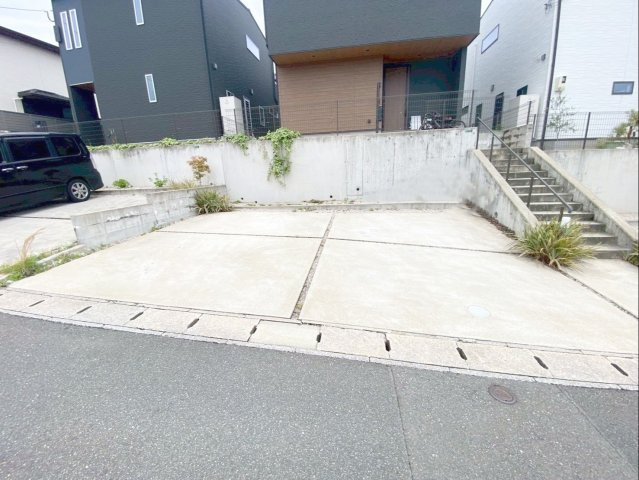粕屋町長者原東７丁目 中古戸建の駐車場|前面道路との高低差がなく、車の出し入れもスムーズに行えます！