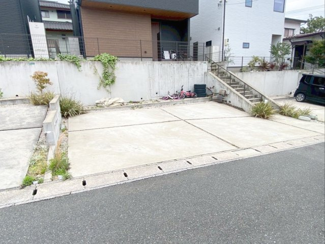 粕屋町長者原東７丁目 中古戸建の駐車場|徒歩圏内にスーパーやコンビニがあり日々の買い物に便利です！
