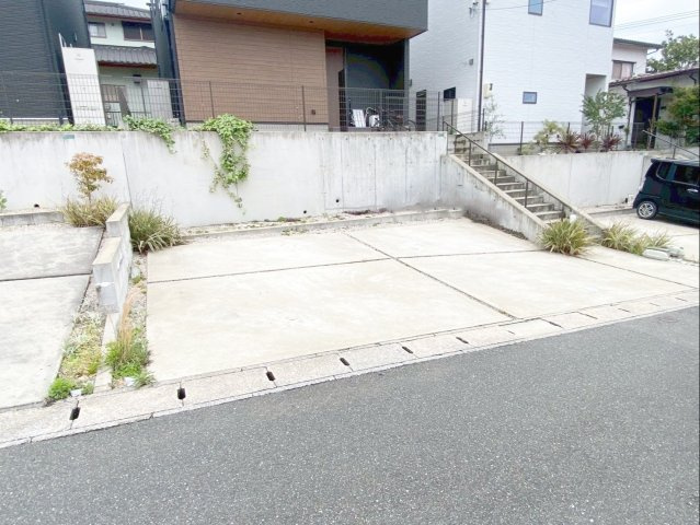 粕屋町長者原東７丁目 中古戸建の駐車場|徒歩圏内にスーパーやコンビニがあり日々の買い物に便利です！