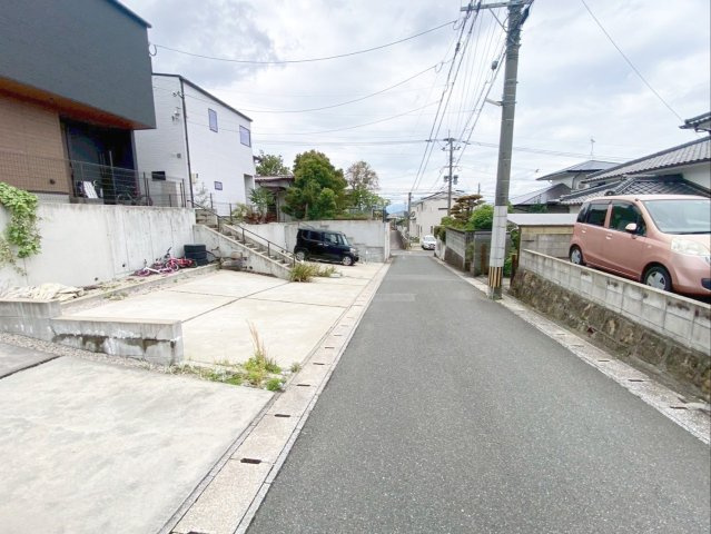 粕屋町長者原東７丁目 中古戸建の前面道路含む現地写真|前面道路の様子です（幅員：4.01～4.02ｍ）