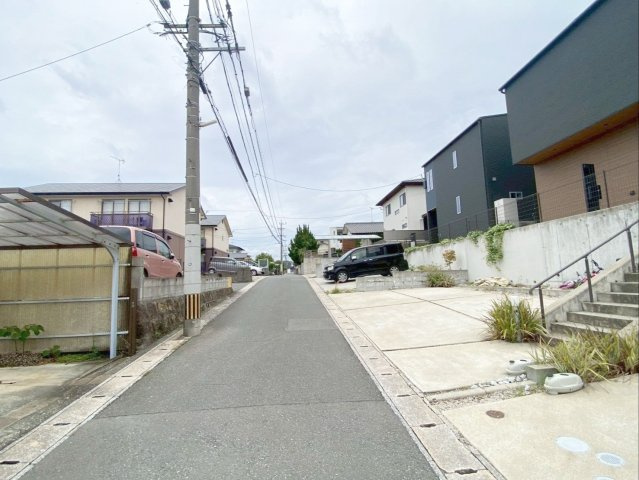 粕屋町長者原東７丁目 中古戸建の前面道路含む現地写真|前面道路の様子です（幅員：4.01～4.02ｍ）