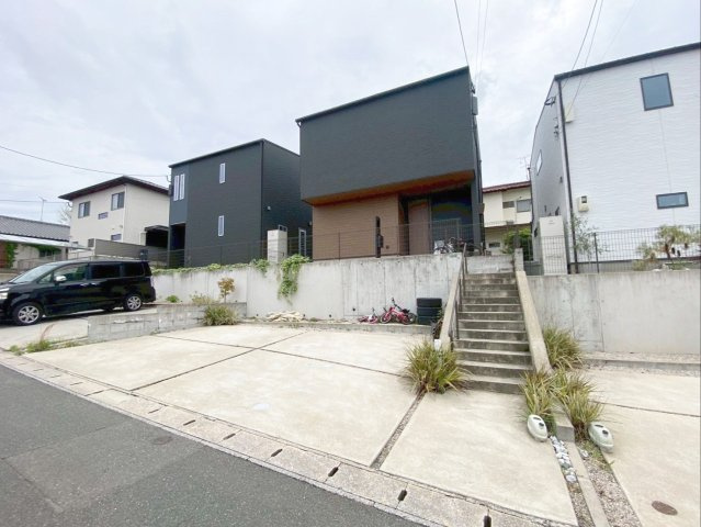 粕屋町長者原東７丁目 中古戸建の外観|宅地と道路の高低差により、プライバシーや日当りを確保できます！