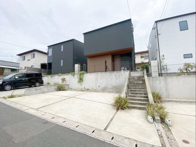 粕屋町長者原東７丁目 中古戸建の外観|玄関アプローチの外階段は手すり付きです！