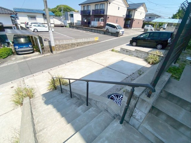 粕屋町長者原東７丁目 中古戸建の防犯設備|モニター付きインターホンや郵便受けが一体となった機能門柱！