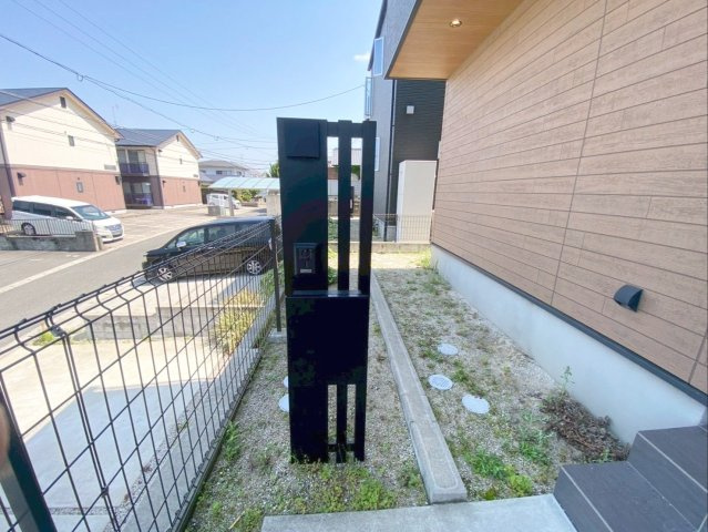 粕屋町長者原東７丁目 中古戸建の防犯設備|モニター付きインターホンや郵便受けが一体となった機能門柱！