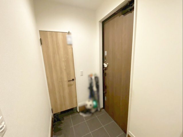 粕屋町長者原東７丁目 中古戸建の玄関|使い勝手の良いシューズクローク付き玄関です！