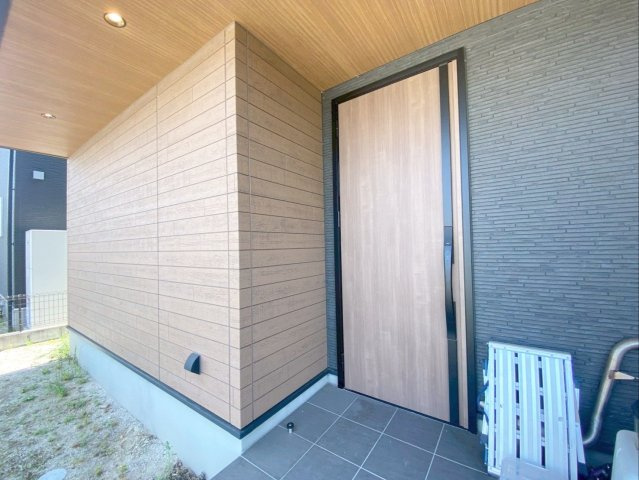 粕屋町長者原東７丁目 中古戸建の玄関|使い勝手の良いシューズクローク付き玄関です！
（※AI加工により家具・小物を消去しています）