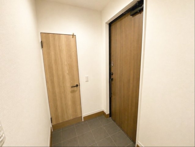 粕屋町長者原東７丁目 中古戸建の居間・リビング|三方向からの採光を確保した18.5帖のLDKです！
（※AI加工により家具・小物を消去しています）