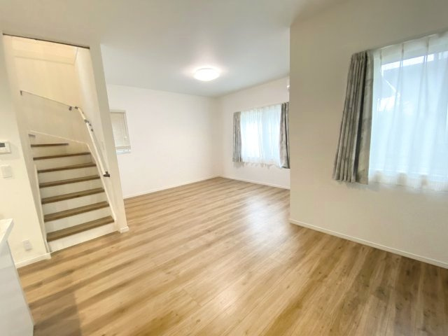 粕屋町長者原東７丁目 中古戸建の居間・リビング|三方向からの採光を確保した18.5帖のLDKです！
※AI加工により家具・荷物を消去しています（現況優先）