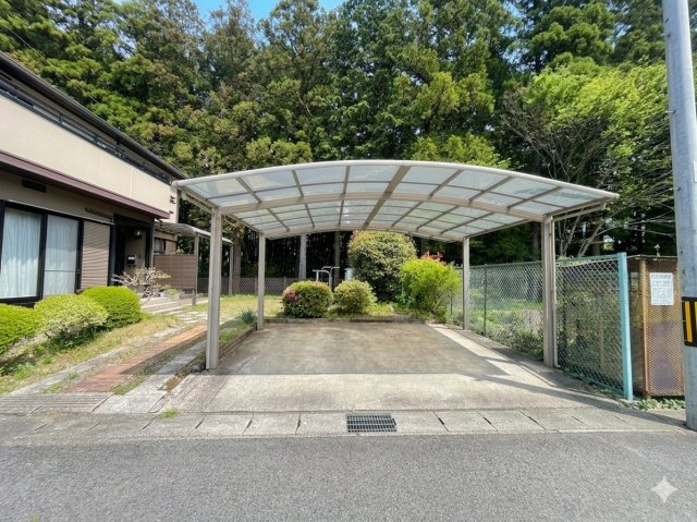 充実設備とセキスイ施工のスマートライフ邸宅(太陽光発電×蓄電池×床暖房)の駐車場