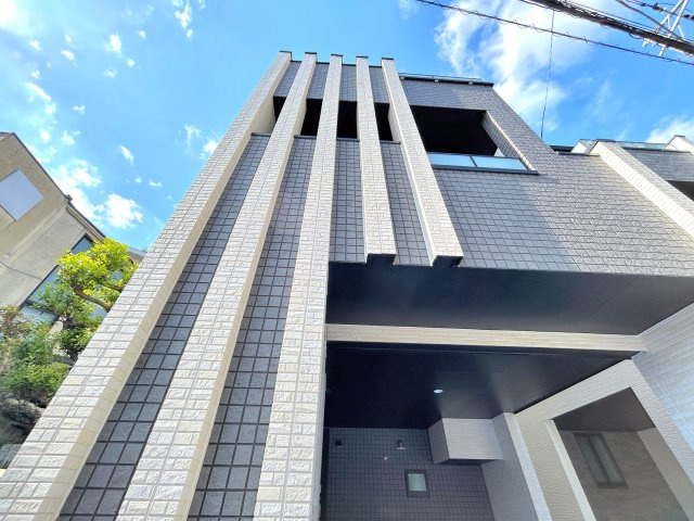 板橋区小豆沢の邸宅の外観|青空に映えるこの雄大な佇まい。
陽当たり、立地、周辺環境など恵まれた好条件となっております。