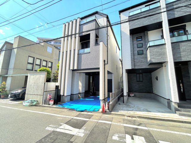 板橋区小豆沢の邸宅の前面道路含む現地写真|前面道路は閑静な住宅地をはしる車通りの少ない道路。お車の出し入れが苦手なママや小さなお子様にも安心ですね。しっかり舗装もされているので、ベビーカーや自転車で通っても快適に通行できます。