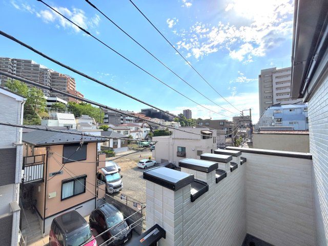 板橋区小豆沢の邸宅の展望|南側が道路に面して陽当り良好。道路に面したバルコニーは太陽の光をいっぱい受け止めてくれます。リビングからバルコニーに出られるのも解放感があって嬉しい設計です。
