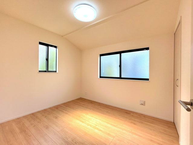 板橋区小豆沢の邸宅の洋室|穏やかな風と陽光を導き、プライバシーに配慮された設計プランを採用し、居住性を一段と心地よいものにしています。明るく開放的な空間を演出しております。