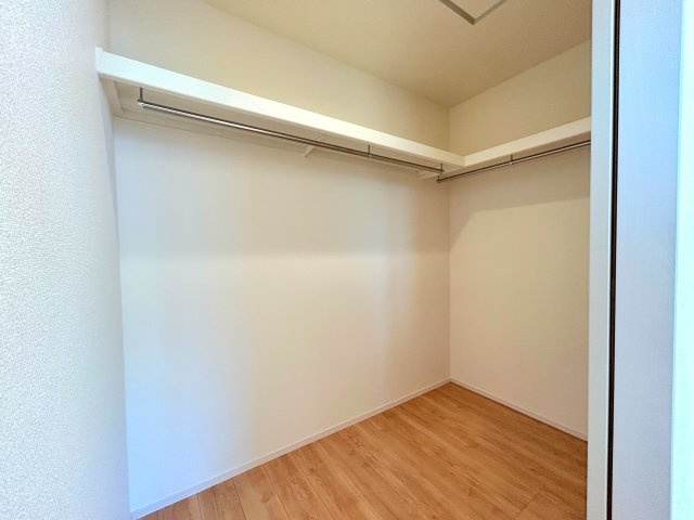 板橋区小豆沢の邸宅の収納|～Bed room～
多くの人がお困りの住まいの収納。ウォークインクローゼットがあればタンスを置く必要がなく、出っ張りのないスッキリ空間を維持でき、限られたスペースを有効に活用できます。