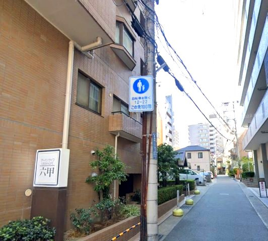 アーバンライフ六甲のエントランス|通勤にも外出にもアクセス良好。家族でおでかけすることも増えそうですね。
