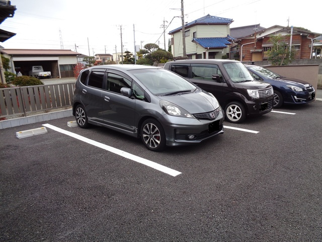 クレール　ナカダの駐車場