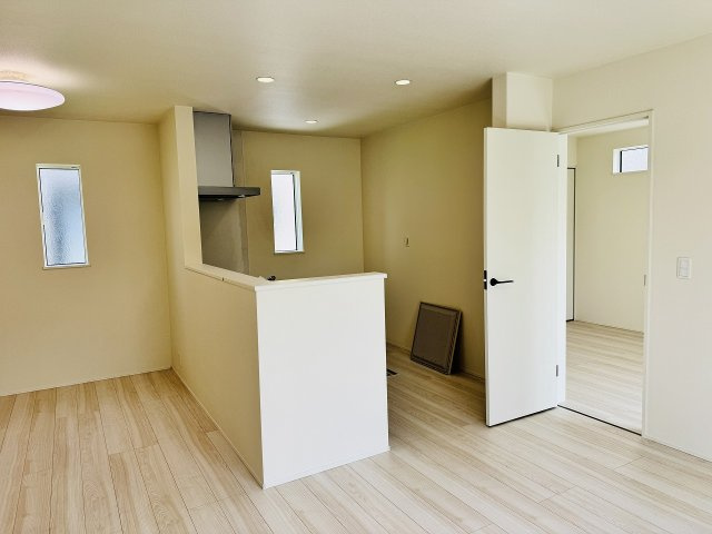 八王子市　川口町　平屋（新築一戸建て）２３ー３期の居間・リビング|～15.0帖の明るいLDKで、家族団欒の時間をお過ごしいただけます～