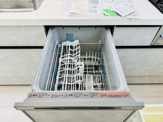 八王子市　川口町　平屋（新築一戸建て）２３ー３期のキッチン|～食洗機付き　食事後の食器洗いはお任せ、家族でゆっくりとくつろげます～