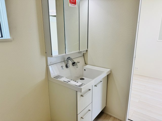 八王子市　川口町　平屋（新築一戸建て）２３ー３期の独立洗面台|～３面鏡付きの独立洗面台　細々している物をスッキリ収納出来ます～