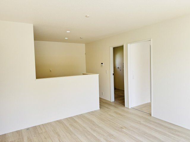 八王子市　川口町　平屋（新築一戸建て）２３ー３期の居間・リビング|～14.0帖の明るいLDKで、家族団欒の時間をお過ごしいただけます～