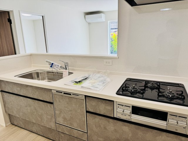 八王子市　川口町　平屋（新築一戸建て）２３ー３期のキッチン|～３口コンロと広い調理台でお料理が捗ります～