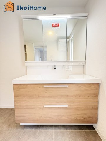 神戸市西区樫野台６丁目　中古戸建の洗面所|【ホームページに現地動画掲載中】●年中無休：当日予約可●洗面は便利な３面鏡。ゆったりワイドシンク仕様