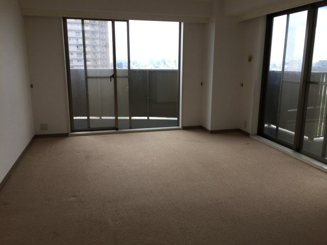 ザ・ガーデンタワーズ・サンライズタワーの居間・リビング